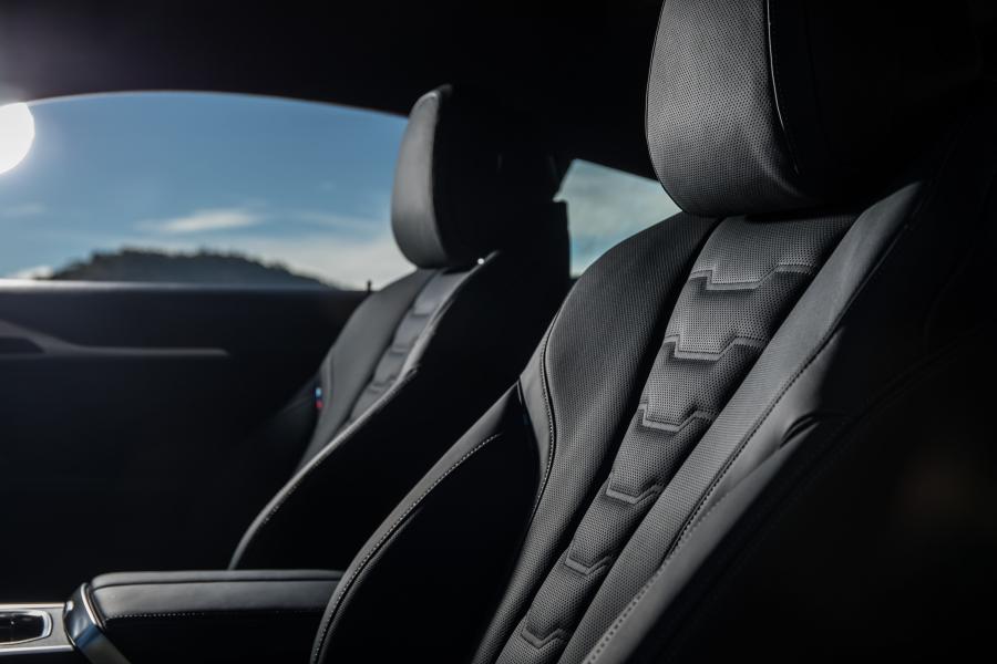 Интерьер BMW M850i xDrive Carbon Package (G15) 2018 года  (UK) (фото 30 из 40)